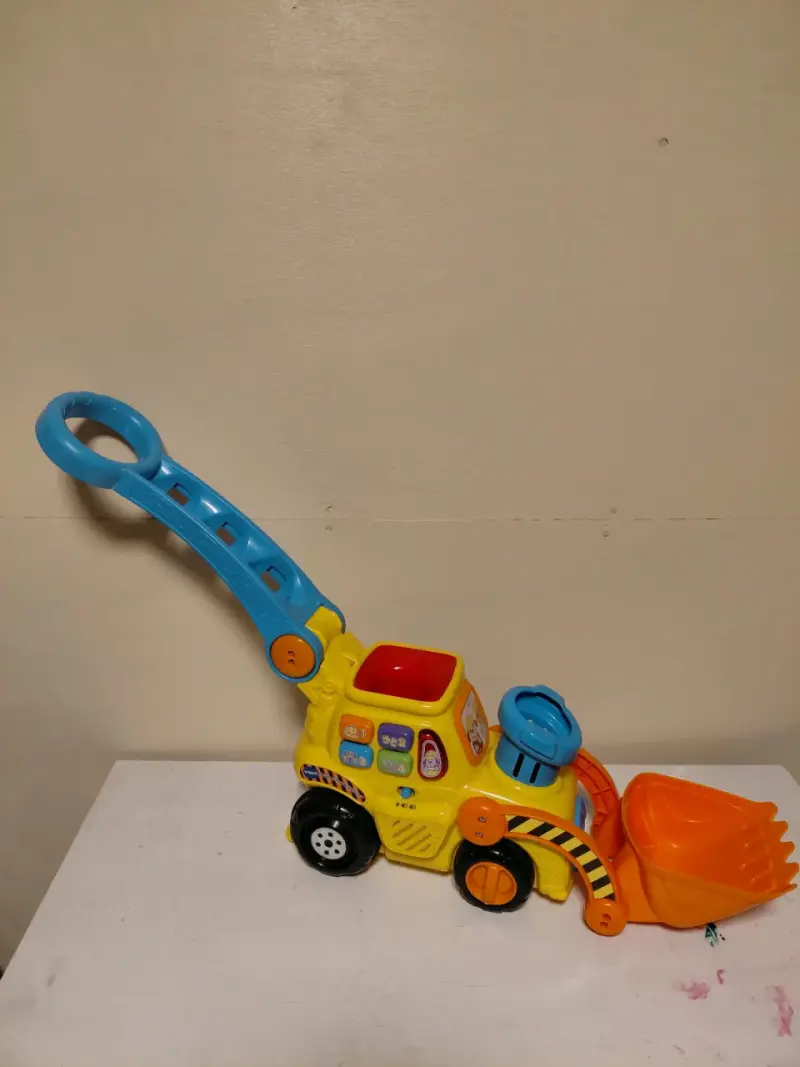 Tractor de juguete excavador amarillo