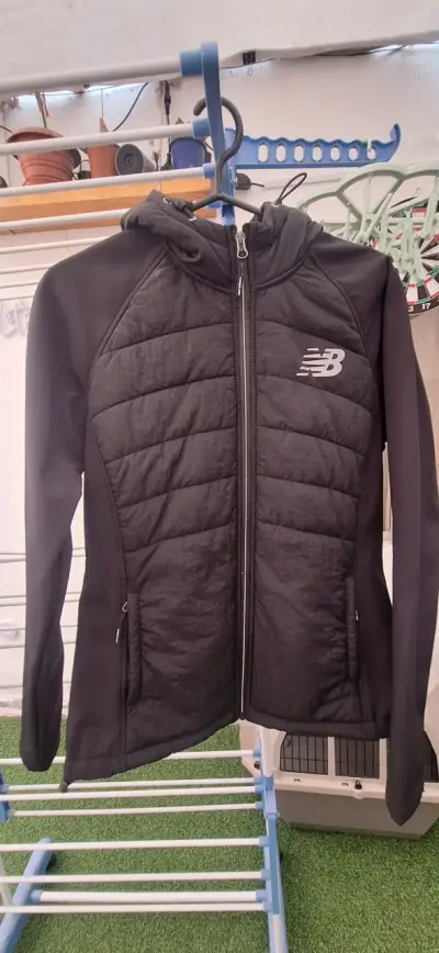 Chaqueta negra New Balance con capucha - miniatura 1