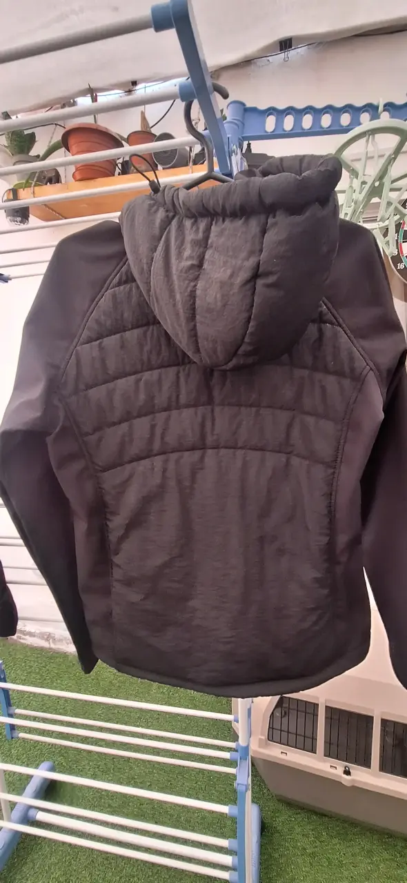 Chaqueta negra New Balance con capucha - 2