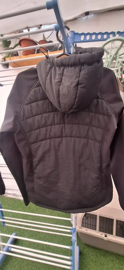 Chaqueta negra New Balance con capucha - miniatura 2