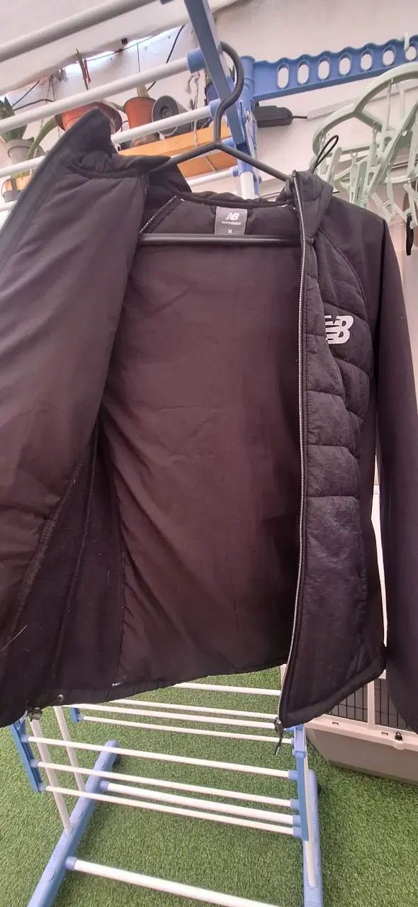 Chaqueta negra New Balance con capucha - 3