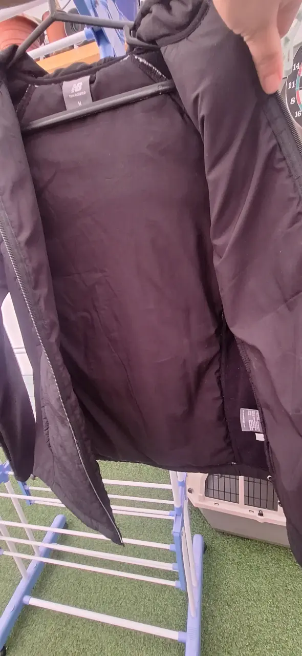 Chaqueta negra New Balance con capucha - 4