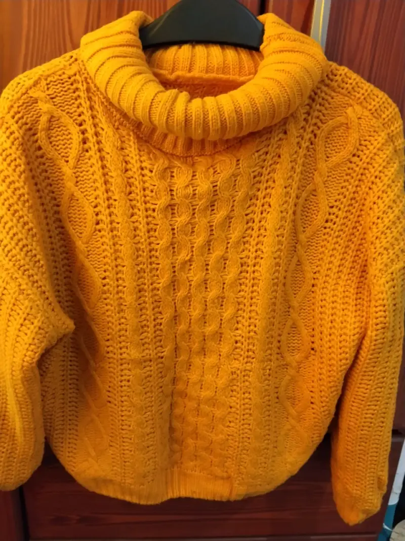 Suéter amarillo de lana gruesa