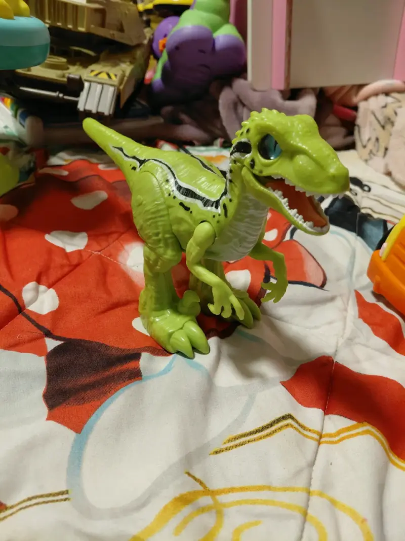 Figura de dinosaurio verde