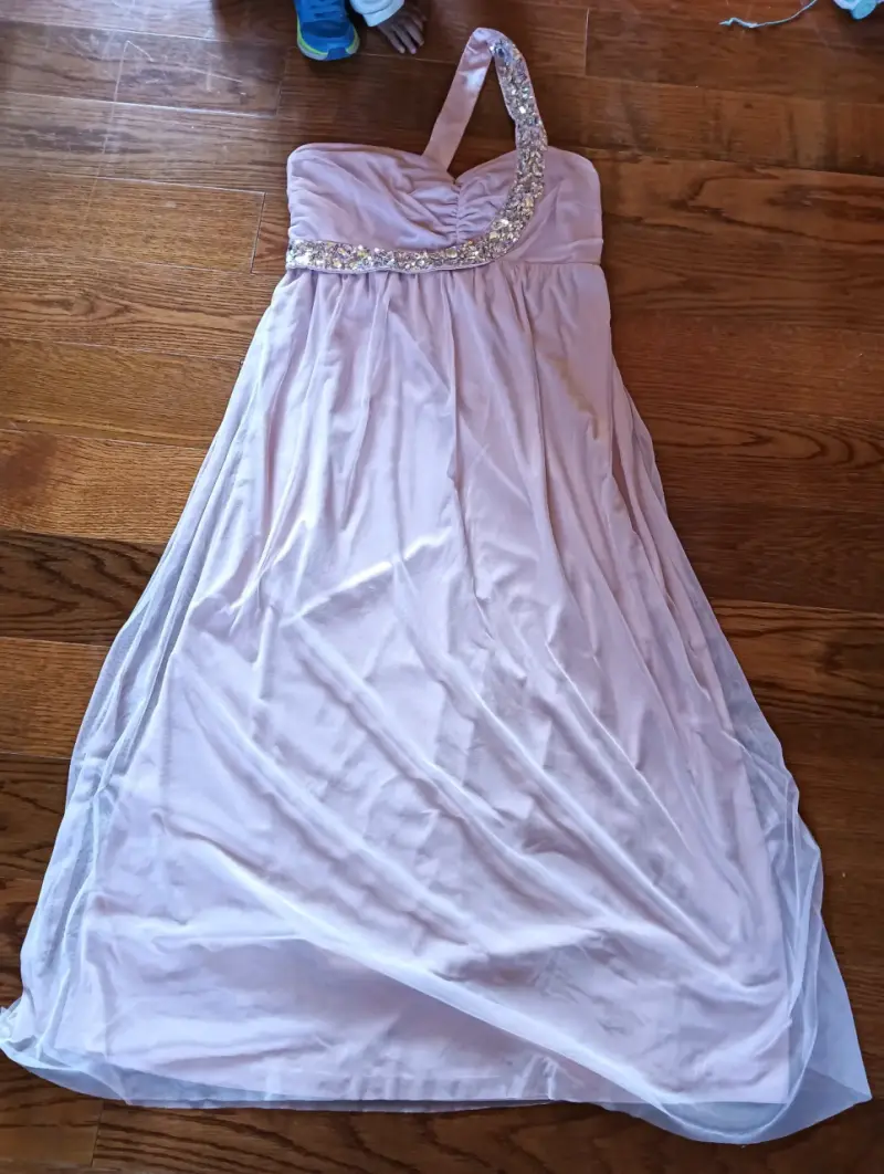 Vestido palo rosa de un hombro con pedrería - 1