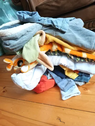 Ropa infantil variada en excelente estado - miniatura 1