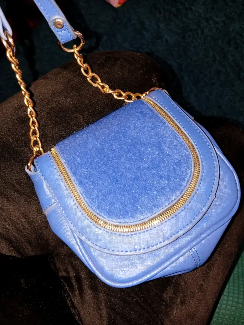 Cartera azul con cadena dorada