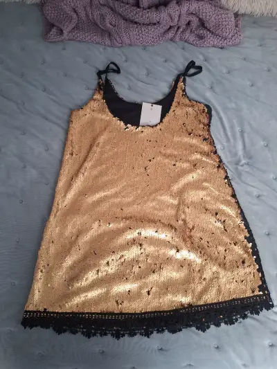 Vestido dorado con lentejuelas - miniatura 1