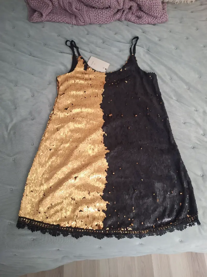 Vestido dorado con lentejuelas - 3
