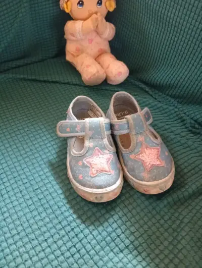 Zapatos de niña con estrellas - miniatura 1