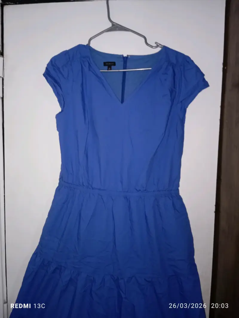 Vestido azul con escote en V - 1