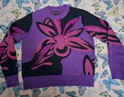 Suéter morado/fucsia con diseño floral - miniatura 1