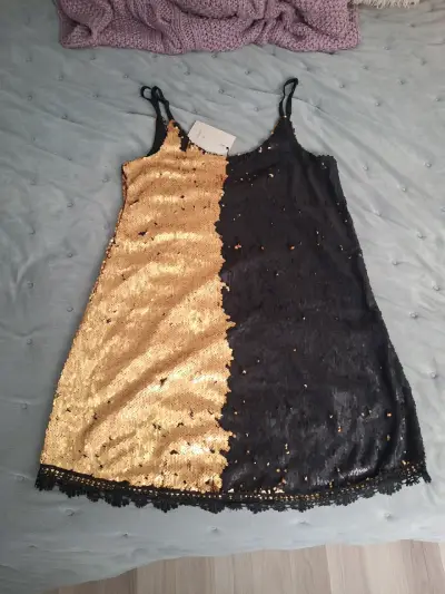 Vestido dorado de lentejuelas - miniatura 3