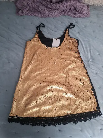 Vestido dorado de lentejuelas - miniatura 6