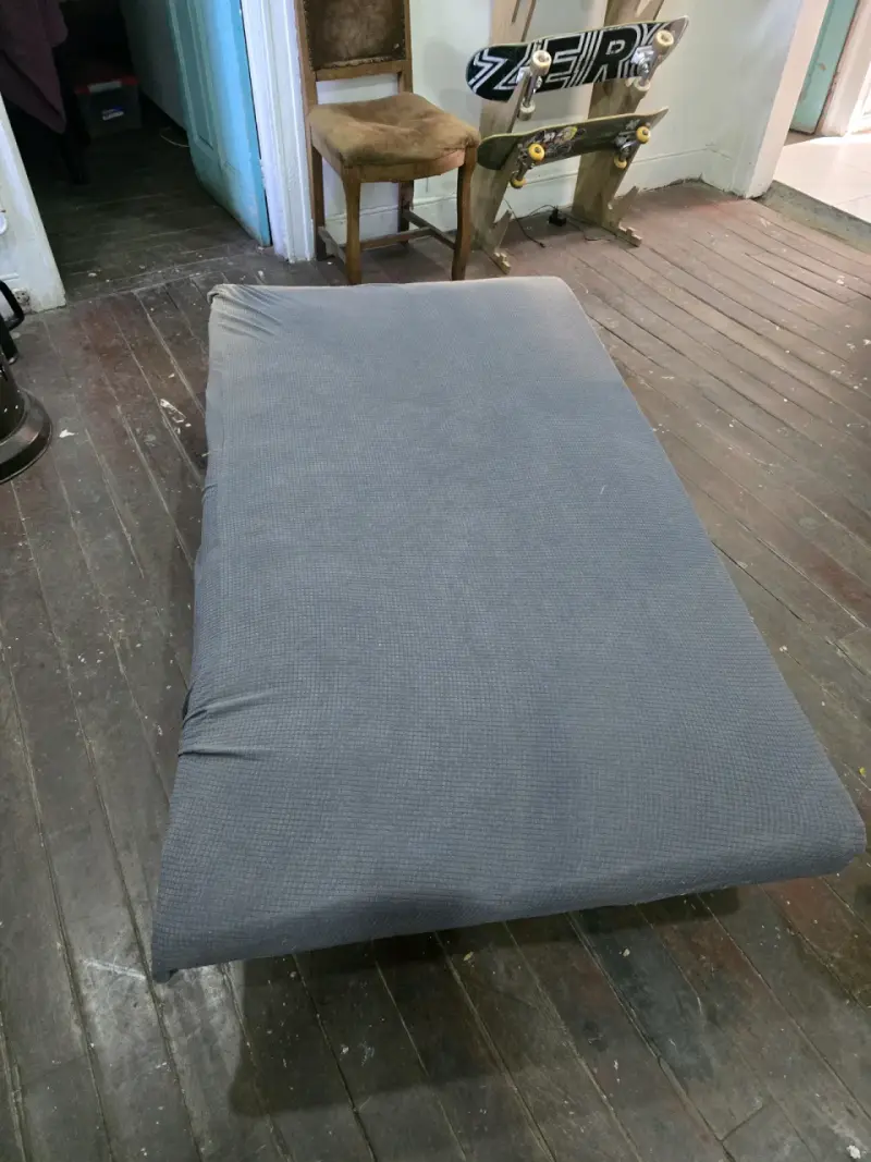 Sofá cama gris con funda - 4