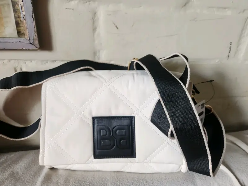 Bolso blanco con correa negra