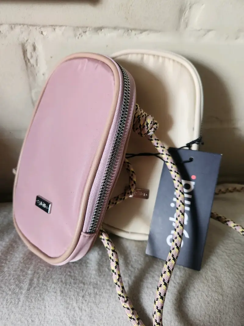 Mini carteras rosadas y beige
