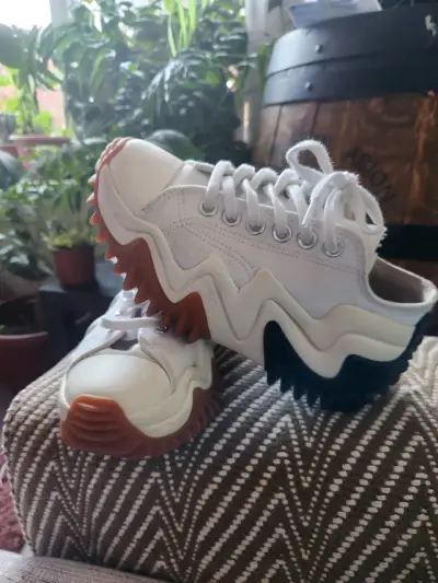 Zapatillas blancas con suela gruesa - miniatura 1