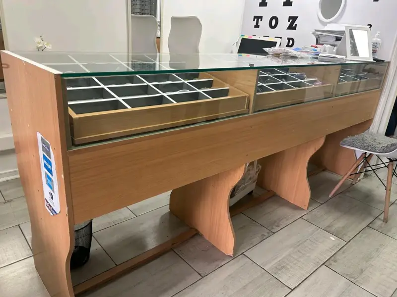 Mostrador de exhibición con vitrina para optica - 1
