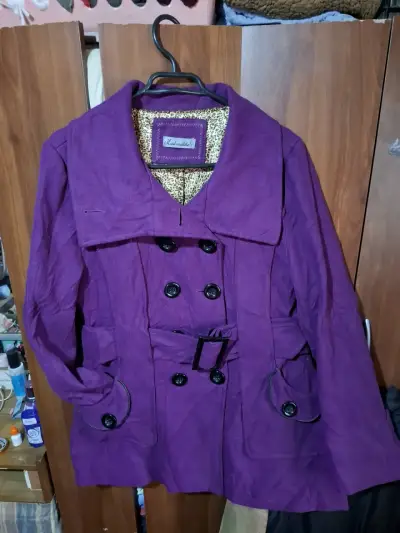 Abrigo morado con cinturón - miniatura 1