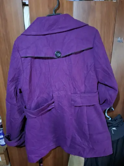 Abrigo morado con cinturón - miniatura 2