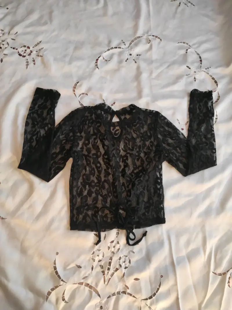 Blusa negra de encaje - 2
