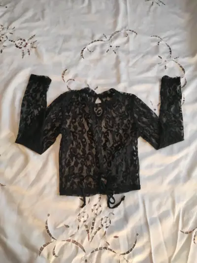 Blusa negra de encaje - miniatura 2