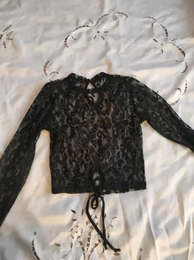 Blusa negra de encaje - miniatura 3