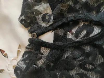 Blusa negra de encaje - miniatura 5