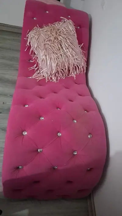 Sillón rosado con brillos de pestañas - miniatura 1