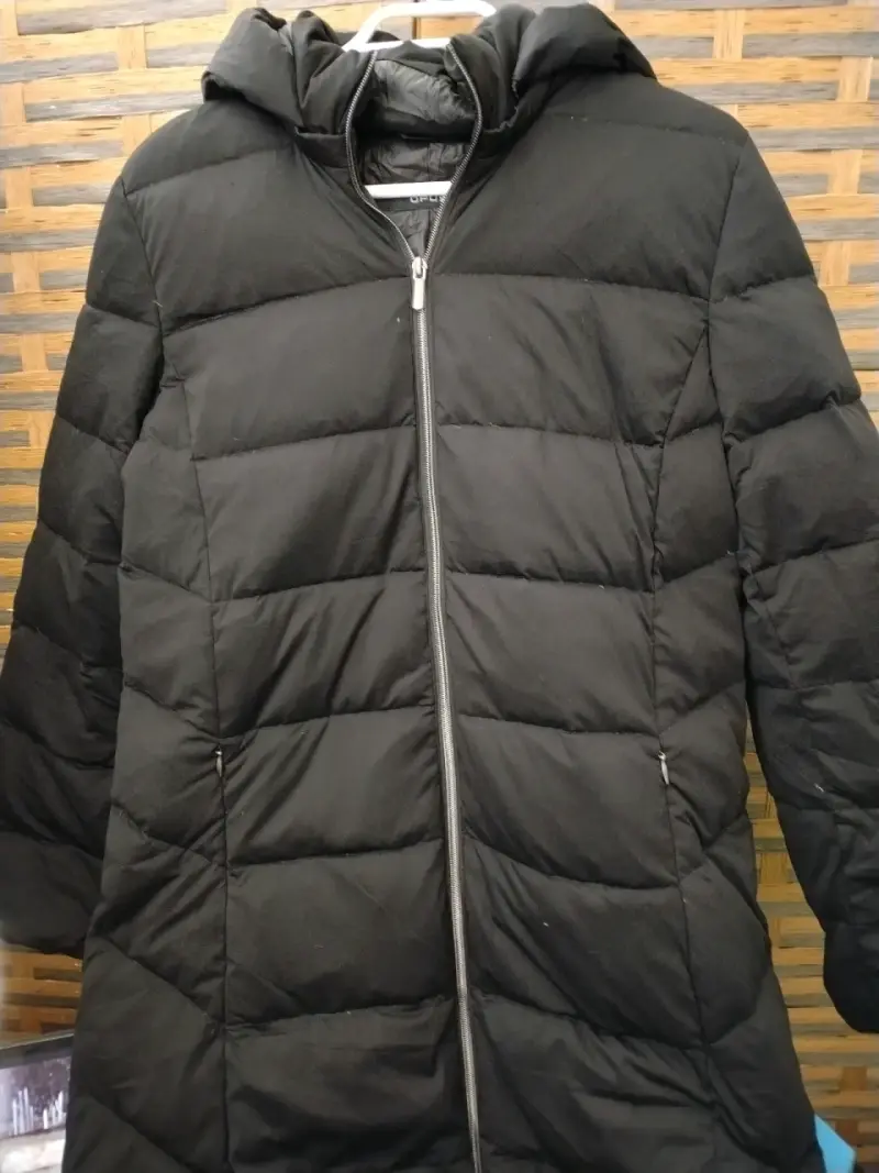 Parka negra con capucha