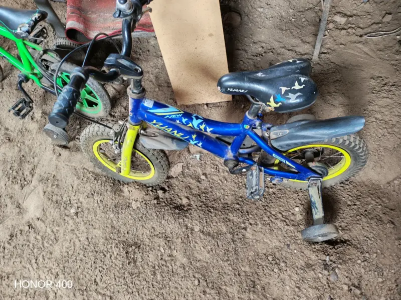 Bicicleta infantil azul c/retenes - 1