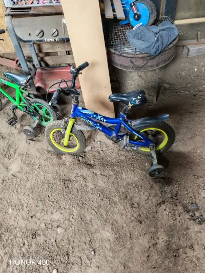 Bicicleta infantil azul c/retenes - miniatura 2