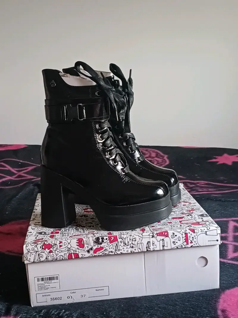 Botines negros charol con taco alto