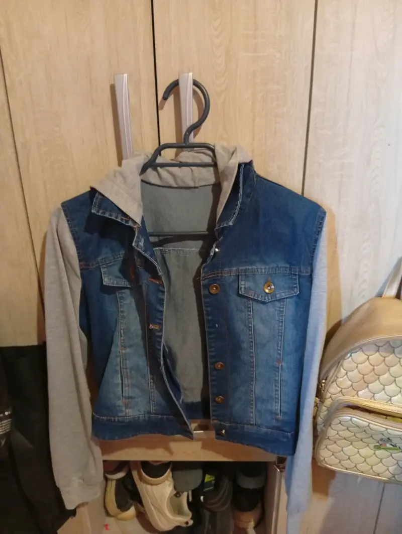 Chaqueta mezclilla con capucha gris
