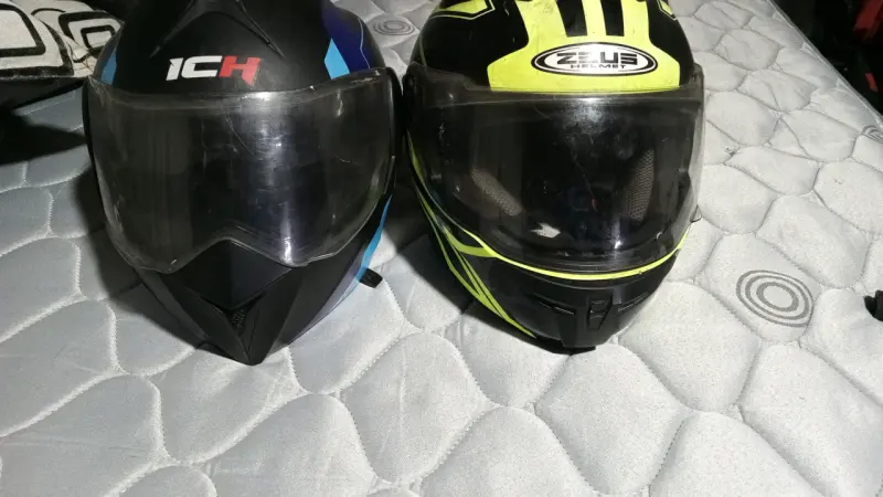 Dos cascos para motocicleta - 1