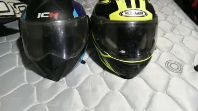 Dos cascos para motocicleta - miniatura 1