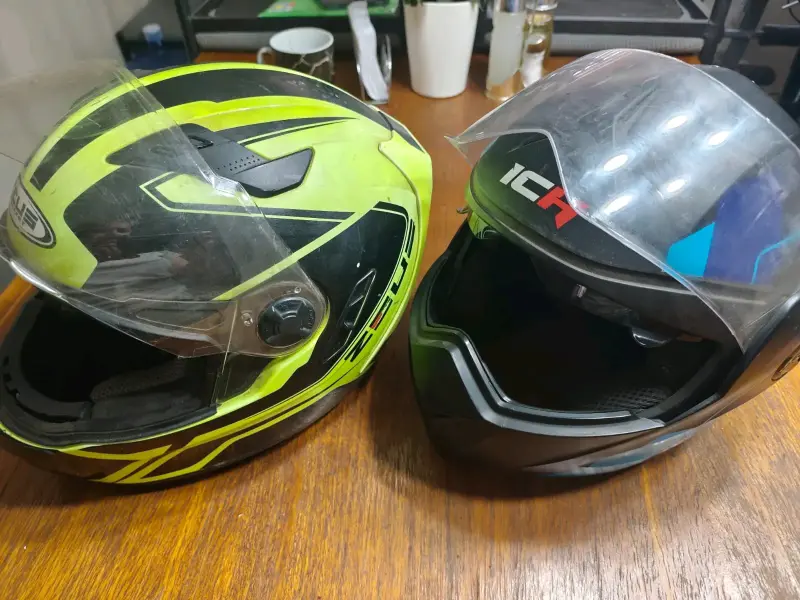 Dos cascos para motocicleta - 4