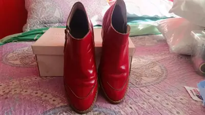 Botines rojos de cuero - miniatura 1