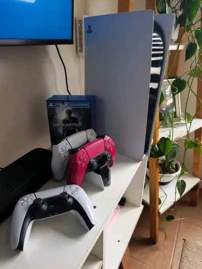 Consola PlayStation 5 con controles - miniatura 1