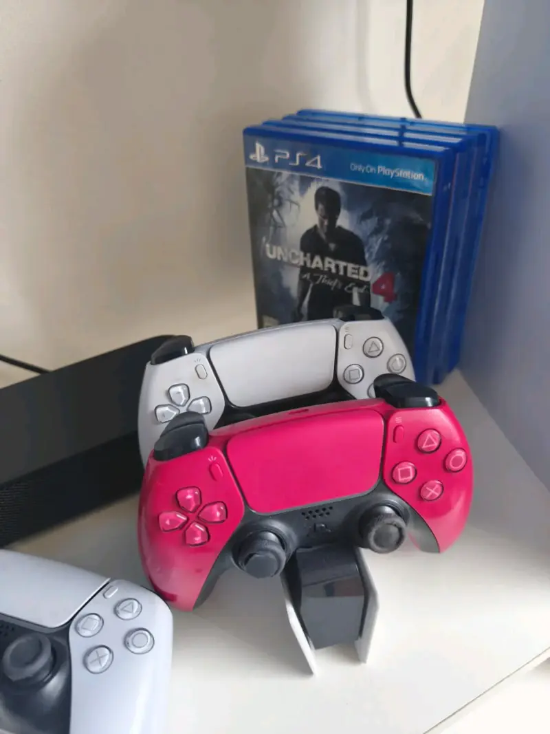Consola PlayStation 5 con controles - 2