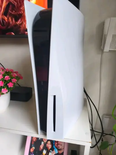Consola PlayStation 5 con controles - miniatura 3