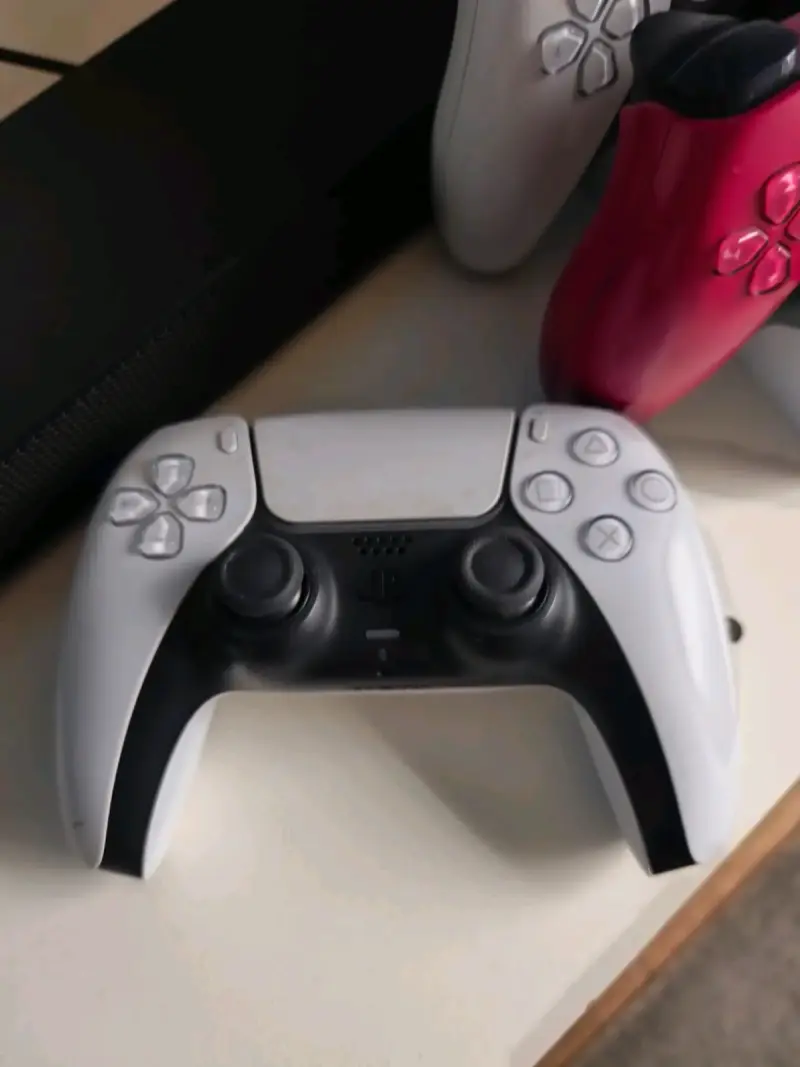 Consola PlayStation 5 con controles - 4