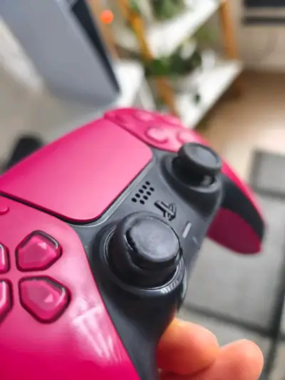 Consola PlayStation 5 con controles - miniatura 6