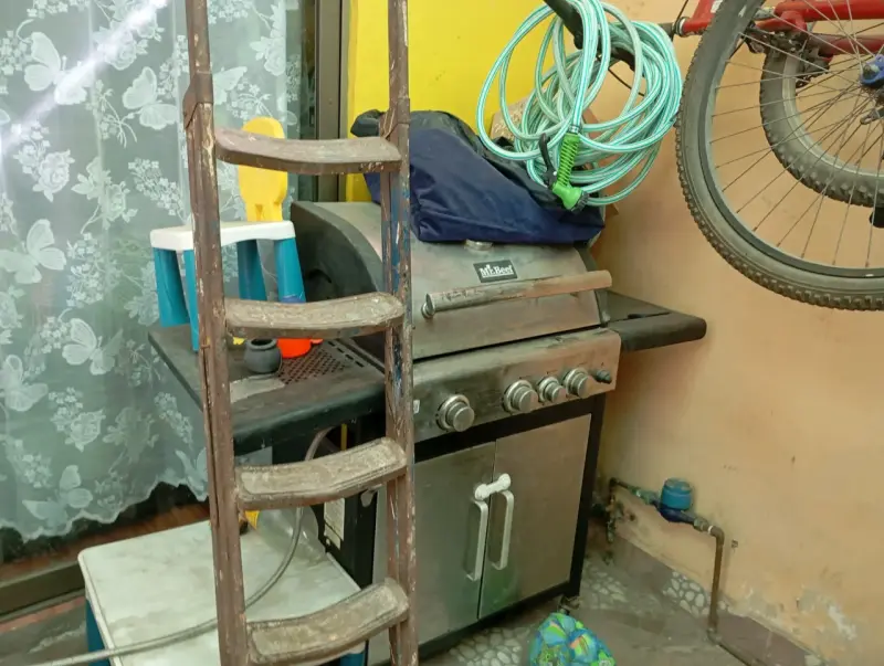Parrilla a gas con cuatro quemadores