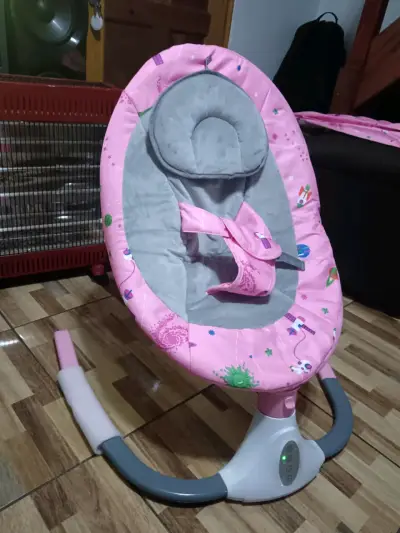 Silla mecedora infantil rosa - miniatura 3