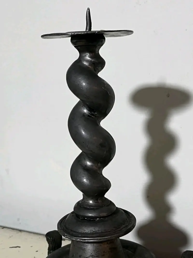 Candelabro antiguo de peltro - 1