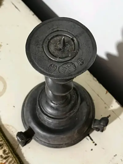 Candelabro antiguo de peltro - miniatura 2