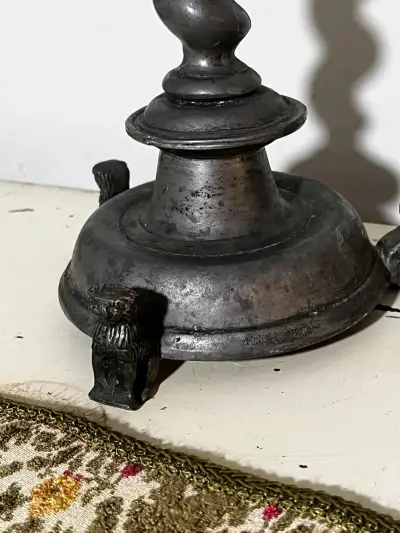 Candelabro antiguo de peltro - miniatura 4