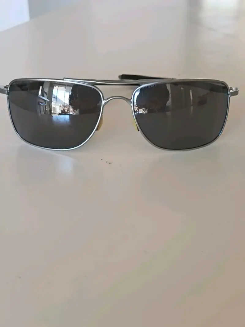 Vendo Lentes de sol metálicos Oakley Gauge 8 - 3